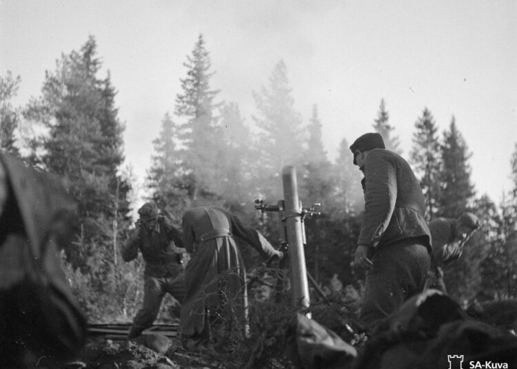 Suomalaisten raskas kranaatinheitin tulittaa saksalaisten asemia Tornion-Kemin maantien suunnassa lokakuussa 1944.