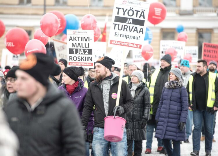 Aktiivimallin aktiivisuusehdon pystyi välttämään hakemalla työkyvyttömyyseläkettä ja päätöstä odottamalla. Kuva vuoden 2018 mielenosoituksesta mallia vastaan.