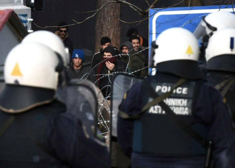 Kreikan tilanteen vuoksi EU:n komissio on ehdottanut mittavia turvapaikanhakijoiden siirtoja ja uudelleensijoittamisia.