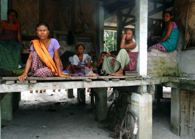 Intia kuuluu Aasian keskituloisiin maihin, joissa köyhyyden arvioidaan lisääntyvän koronapandemian seurauksena. Kuvassa mishing-yhteisön nainen Dhemajin alueella Assamin osavaltiossa.