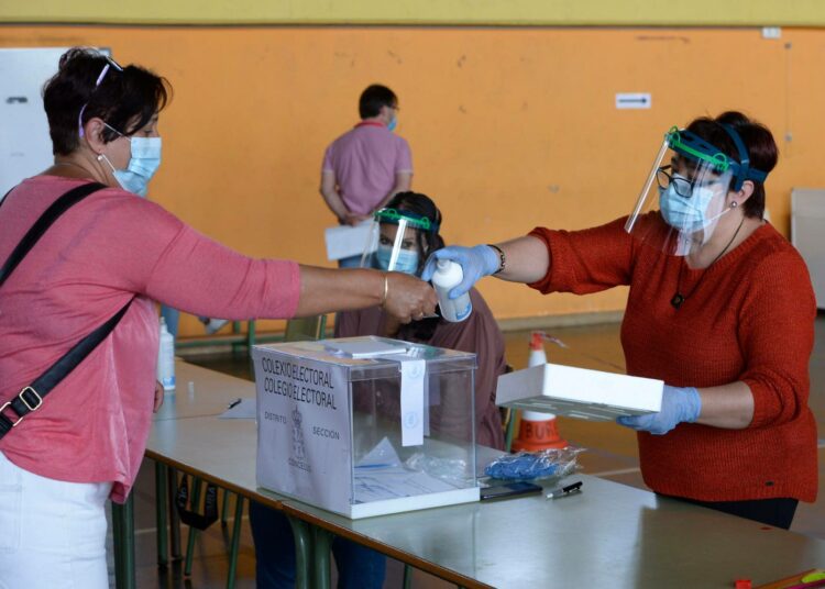 Galician ja Baskimaan aluevaalit sunnuntaina olivat ensimmäiset koronaepidemian alkamisen jälkeen järjestetyt vaalit Espanjassa. Kuva Galician Burelasta.