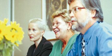 Puheenjohtaja Suvi-Anne Siimes, eduskuntaryhmän puheenjohtaja Outi Ojala sekä ministeri Martti Korhonen selvittivät vasemmistoliiton budjettilinjauksia.