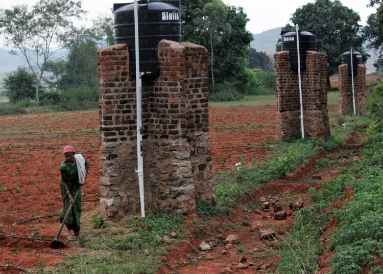 Intian itäisessä Ghatvuoristossa alkuperäiskansa kondheihin kuuluvat pienviljelijät ovat rakentaneet vesisäiliöitä osana maaseudun työllistämisohjelmaa.