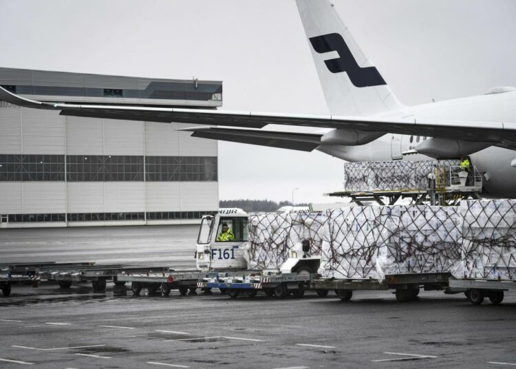 Huoltovarmuuskeskuksen tilaamia koronaviruksen leviämisen ehkäisemiseen tarkoitettuja suojavarusteita kuljettava rahtikone Helsinki-Vantaan lentokentällä Vantaalla 15. huhtikuuta 2020.