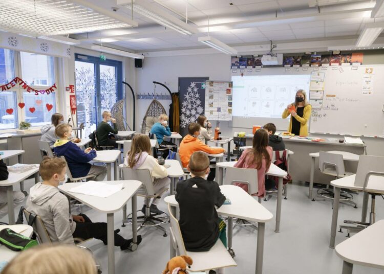 Opettaja Paula Albacka opetti tunnetaitoja viidesluokkalaisille viime viikolla Siivikkalan koulussa Ylöjärvellä.