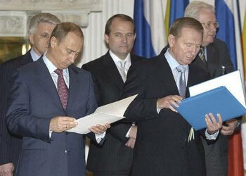 Vuodelta 2004 olevassa kuvassa on keskellä Viktor Medvedtšuk, hänen vasemmalla puolellaan Vladimir Putin ja oikealla puolellaan Leonid Kutšma.