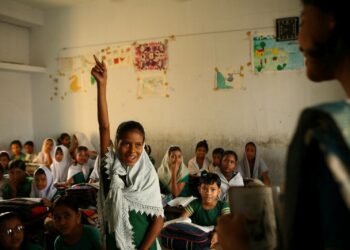 Ensimmäistä kertaa Inhimillisen kehityksen raporttien julkaisuhistoriassa yhdeksän kymmenestä maailman maasta on taantunut terveydessä, koulutuksessa ja elintasossa. Bangladeshin pääkaupungissa Dhakassa sijaitseva Hazi Ibrahimin valtionkoulu kamppailee maailmassa, jossa kriisi seuraa kriisiä ja johtajat vaikuttavat kyvyttömiltä yhteistoimintaan.
