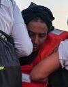 Lääkärit Ilman Rajoja -järjestön meripelastajat nostivat 74 ihmistä ylikuormittuneesta kumiveneestä kansainvälisiltä vesiltä, Libyan rannikon edustalta, 4. joulukuuta 2022.