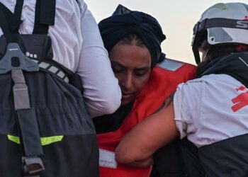 Lääkärit Ilman Rajoja -järjestön meripelastajat nostivat 74 ihmistä ylikuormittuneesta kumiveneestä kansainvälisiltä vesiltä, Libyan rannikon edustalta, 4. joulukuuta 2022.