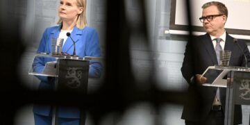 Valtiovarainministeri Riikka Purra ja pääministeri Petteri Orpo hallituksen kehysriihineuvotteluiden tiedotustilaisuudessa Helsingissä 23. huhtikuuta.