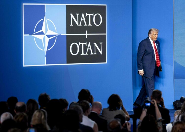 Yhdysvaltain presidentti Donald Trump saapui Naton huippukokouksen lopuksi järjestettyyn lehdistötilaisuuteen.