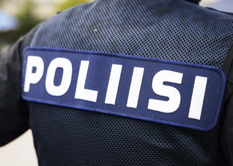 Tulisiko poliisilla olla oikeus annostella naloksonia nenäsumutteena?