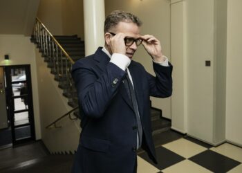 Pääministeri Petteri Orpoa on arvosteltu vaihtoehtoisista faktoista. Tilastojen perusteella arvostelu on perusteltua.