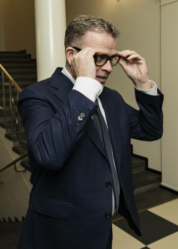 Pääministeri Petteri Orpoa on arvosteltu vaihtoehtoisista faktoista. Tilastojen perusteella arvostelu on perusteltua.