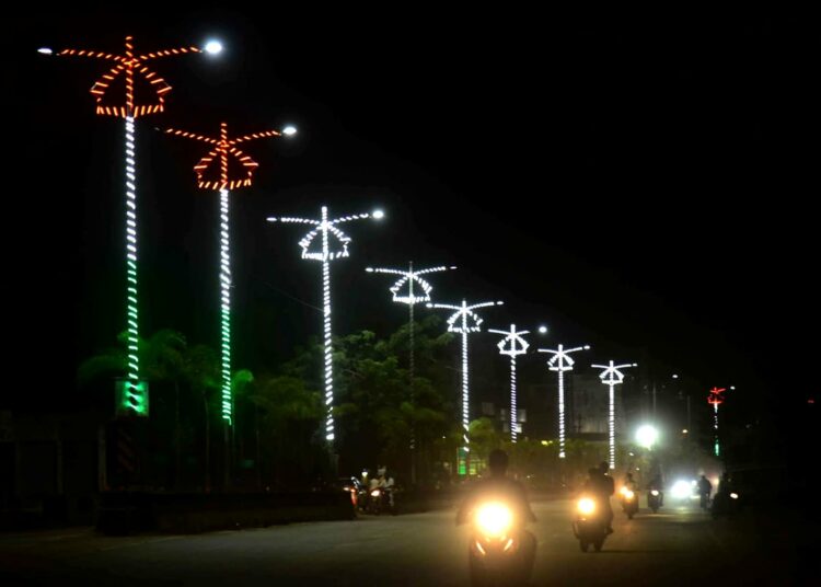 Ledikatuvaloja on asennettu Hyderabadin kuuluisan Necklace Roadin ympäristöön. Kaupungin sydämessä sijaitseva maisemallinen bulevardi kaartuu Hussain Sagar -järven ympäri.