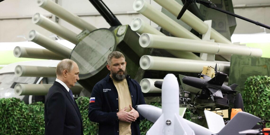 Venäjän presidentti Vladimir Putinille (kuvassa vas.) on tärkeää osoittaa, että maalla on ystäviä.