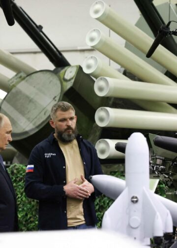 Venäjän presidentti Vladimir Putinille (kuvassa vas.) on tärkeää osoittaa, että maalla on ystäviä.