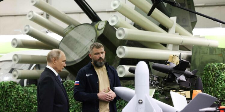 Venäjän presidentti Vladimir Putinille (kuvassa vas.) on tärkeää osoittaa, että maalla on ystäviä.