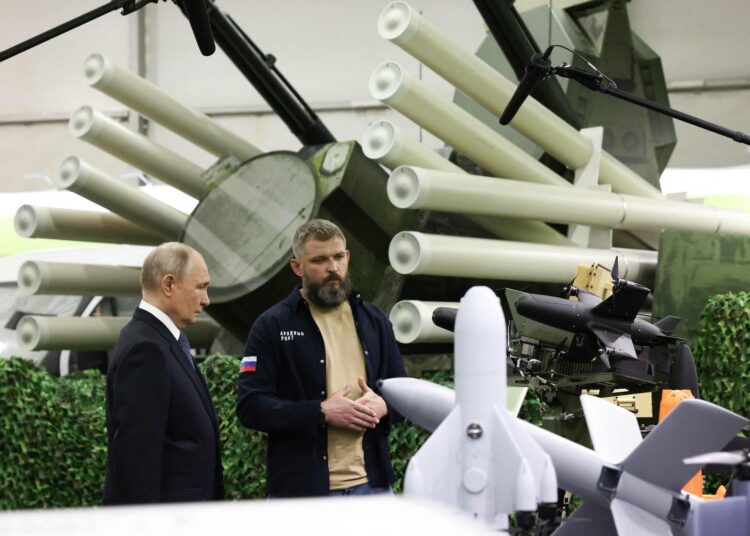 Venäjän presidentti Vladimir Putinille (kuvassa vas.) on tärkeää osoittaa, että maalla on ystäviä.
