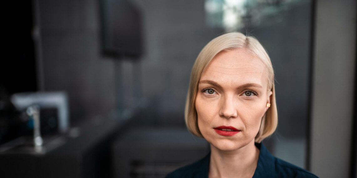 Minja Koskela moitti hallitusta sekä valtiontalouden että kotitalouksien heikentämisestä.