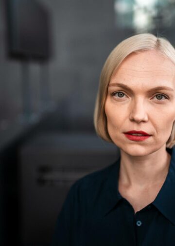 Minja Koskela moitti hallitusta sekä valtiontalouden että kotitalouksien heikentämisestä.