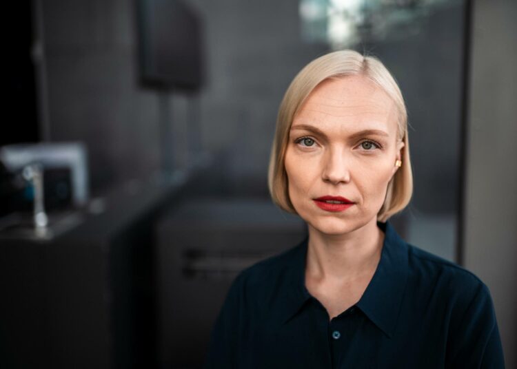 Minja Koskela moitti hallitusta sekä valtiontalouden että kotitalouksien heikentämisestä.