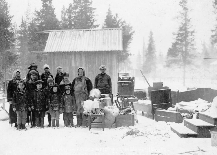 Kotoaan häädettyjä Martinniemen sahan lakkolaisia Haukiputaalla vuonna 1929.