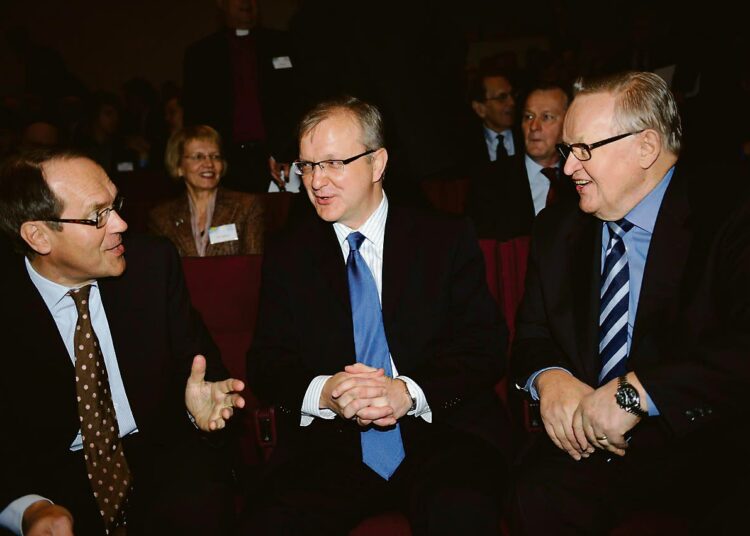 Shellin ja Nokia Oyj:n hallitusten osa-aikainen puheenjohtaja Jorma Ollila (vas.), Euroopan laajentumiskomissaari Olli Rehn ja presidentti Martti Ahtisaari (oik.) tapasivat Suomen EU-politiikan tahtotila 2010-luvulla -seminaarissa Finlandia-talolla Helsingissä eilen.