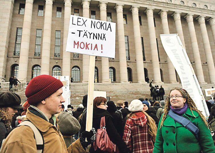 Lex Nokiana tunnettua lakiesitystä vastaan osoitettiin mieltä Eduskuntatalon edessä Helsingissä 5. helmikuuta.