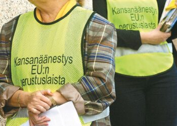 Nyt kansa joutuu vaatimaan kansanäänestyksestä aloitetta kansanedustajilta. Kansalaisaloite sallisi riittävän suuren kansalaisryhmän tekemän aloitteen.