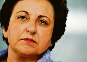 Nobelin rauhanpalkinnon saanut, iranilainen ihmisoikeustaistelija ja feministi Shirin Ebadi.