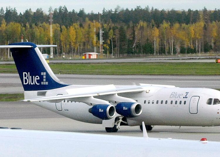 Lentäjien mukaan ilmailuviranomaiset ovat joutuneet puuttumaat Blue1:n toimintaan.