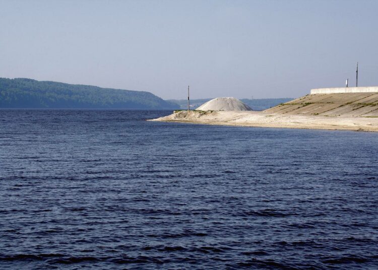 Volgan rannat murtuvat tulvissa joka kevät ja joki levenee vuosittain 5?8 metriä, sillä kuvan kaltaisista tulvamuureista on puutetta.