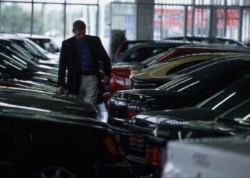 Alkuvuoden kasvu tulee etenkin auto- ja tukkukaupasta.