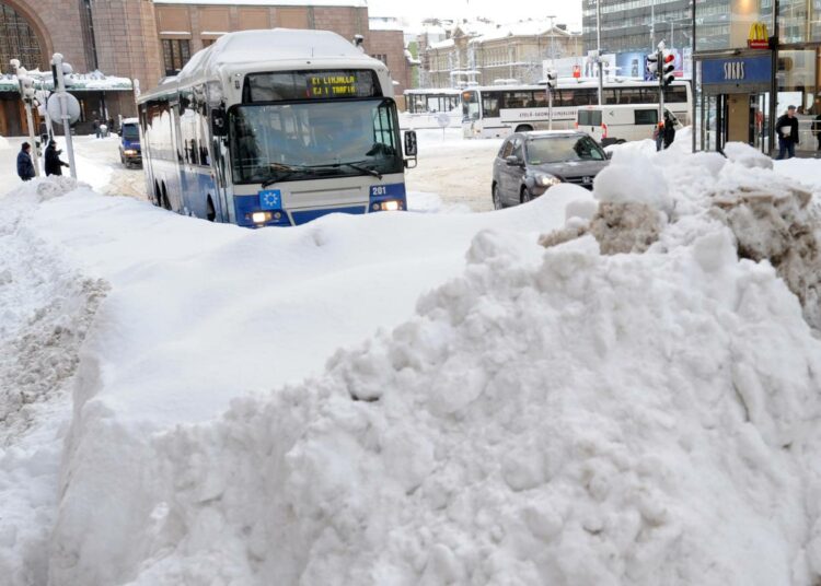 Helsingin ”lumisodassa” on pyritty pitämään edes joukkoliikenteen käyttämät pääväylät kunnossa.