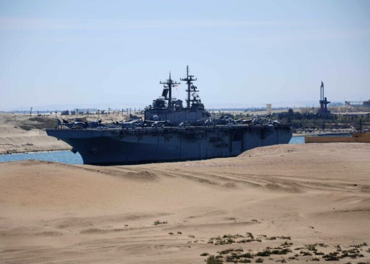 Amerikkalainen sotalaiva USS Kearsarge purjehti keskiviikkona Suezin kanavassa matkallaan kohti Libyan lähivesiä.