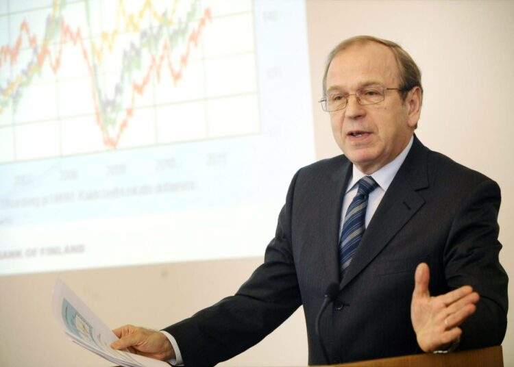 Pääjohtaja Erkki Liikanen esittelemässä Suomen pankin talousennustetta.