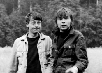 Käpy selän alla kertoo neljän helsinkiläisnuoren telttaretkestä maaseudulle 1960-luvulla. Kuvassa Pekka Autiovuori (vas.) ja Eero Melasniemi.