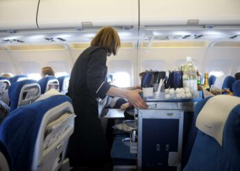 Kansanedustaja Risto Kalliorinne jakaisi Finnairin pomojen bonukset yhtiön työntekijöille. Stuertit ja lentoemännät kieltäytyivät torstaina osallistumasta yhtiön säästötalkoisiin juuri johtajabonusten takia.