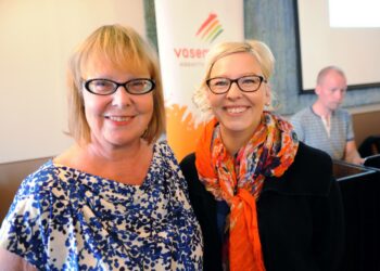 Aino-Kaisa Pekonen muistuttaa, että Forssan sijainti on logistisesti hyvä, vierellä Annika Lapintie.
