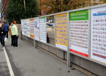 Vuoden 2012 kunnallisvaalien ehdokasnumerot jaetaan 27. syyskuuta. Kuvassa edellisten kunnallisvaalien ehdokasmainoksia.