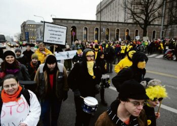 Kiukkuiset ihmiset marssivat keskiviikkona Helsingissä Talvivaaraa vastaan.