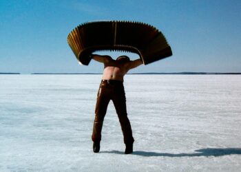 Surrealistinen jäinen lakeus saa Kimmo Pohjosen repimään haitarinsa palkeita.