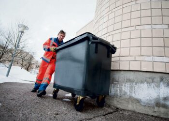 660 litraa vetävä jäteastia voi olla hyvinkin painava.