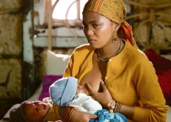Tsotsi on parhaan ulkomaisen elokuvan Oscarin saanut draama nuoresta tappajasta Johannesburgin slummissa. Ryöstön yhteydessä vahingossa siepattu vauva mullistaa pojan maailman. Kuvassa Terry Pheto.
