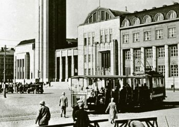 Todellisin Helsinki on vain valkokankaalla. Arkistomateriaaliin ja suomalaiseen taiteeseen perustuva Peter von Baghin elokuva etsii Helsingin sielua ja henkeä. Kuvassa katurakennustöitä Rautatientorilla 1920-luvulla.