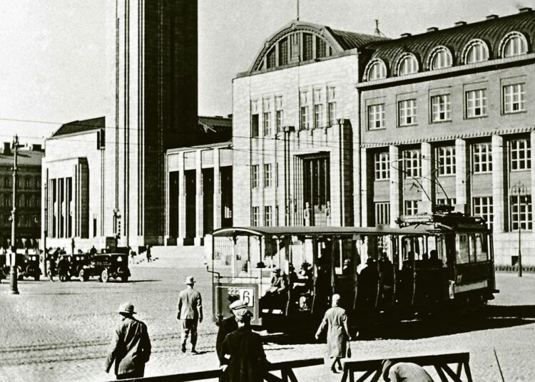 Todellisin Helsinki on vain valkokankaalla. Arkistomateriaaliin ja suomalaiseen taiteeseen perustuva Peter von Baghin elokuva etsii Helsingin sielua ja henkeä. Kuvassa katurakennustöitä Rautatientorilla 1920-luvulla.
