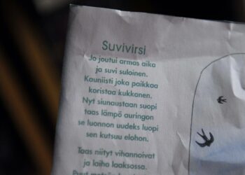 Eduskunnan apulaisoikeusmies Jussi Pajuojan mukaan Suvivirren kaksi ensimmäistä säkeistöä eivät ole erityisen uskonnollisia ja niitä voi esittää.