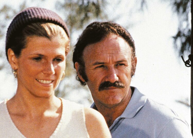 Arthur Pennin dekkarissa Gene Hackman esittää yksityisetsivää, jonka ikääntynyt filmitähti palkkaa etsimään kadonnutta tytärpuolta. Kuvassa Jennifer Warren ja Gene Hackman.