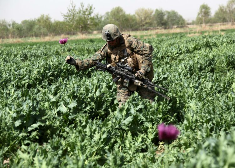 Amerikkalaissotilas afganistanilaisessa unikkopellossa vuonna 2011.